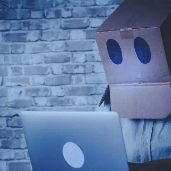 Publicidad con IA: rápida pero impersonal. ¿De verdad quieres que tu marca se parezca a todas?